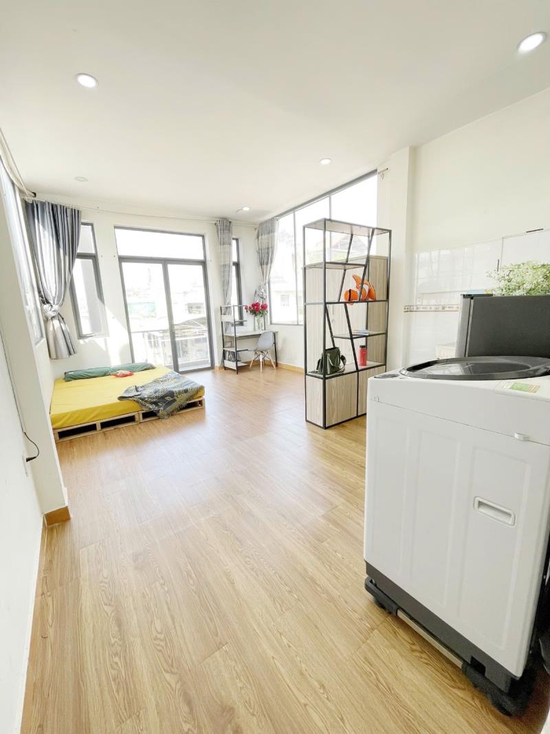 Cho thuê phòng rộng 50m², ban công rộng, máy giặt riêng - gần vlu, iuh, hutech, uef, phan văn trị
