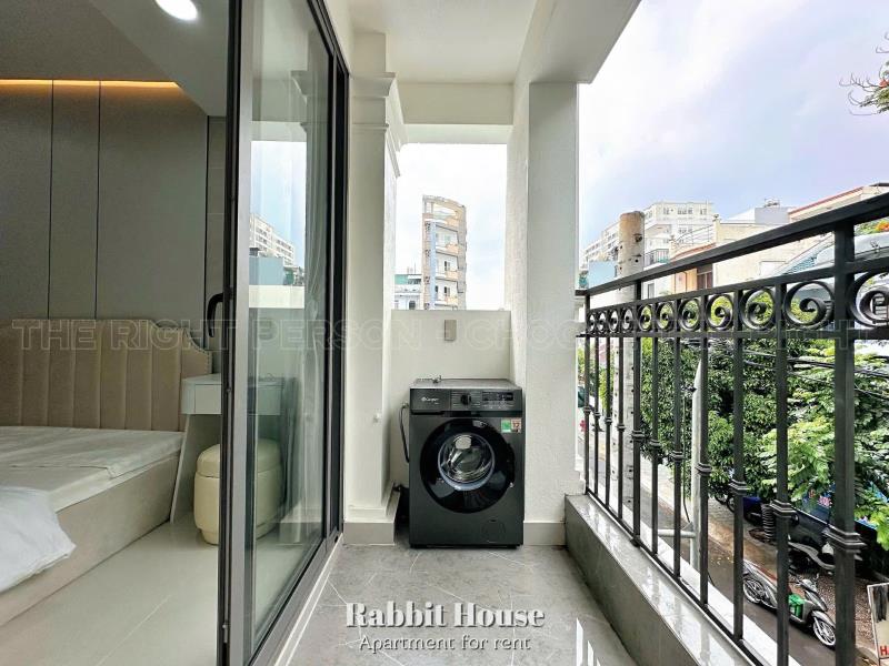 Cho thuê căn hộ ban công full nội thất hiện đại ngay ngã tư hàng xanh tiện đi quận 1 - Ảnh 2