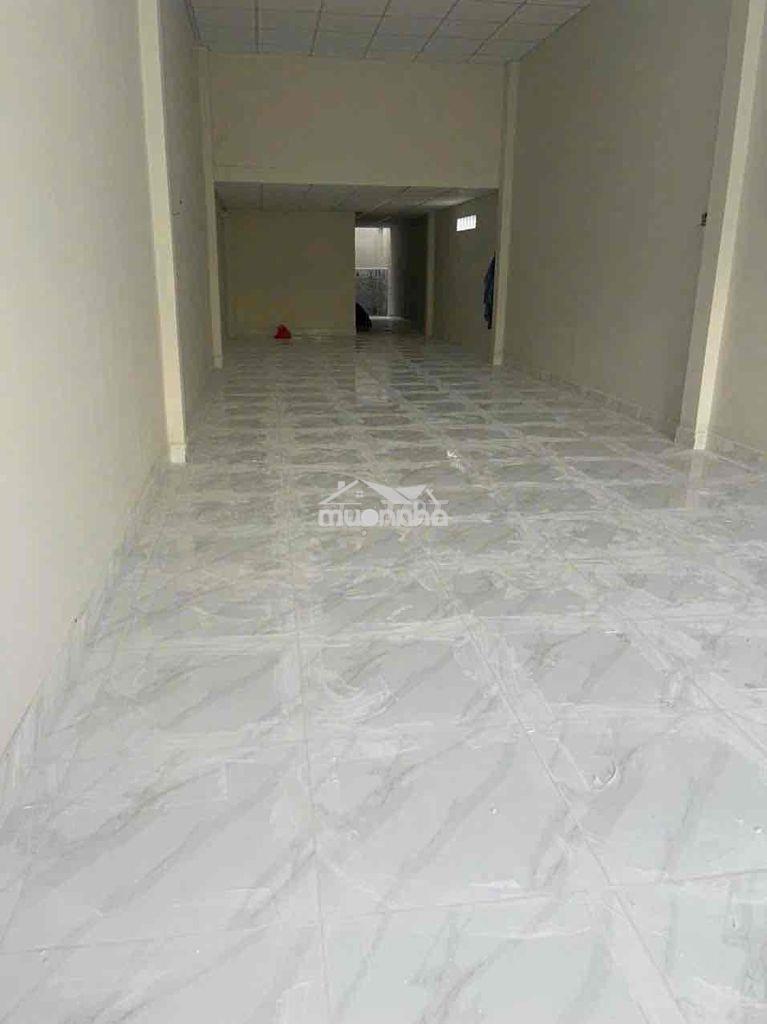 Nhà 4x28 : bên dưới suốt 20 m