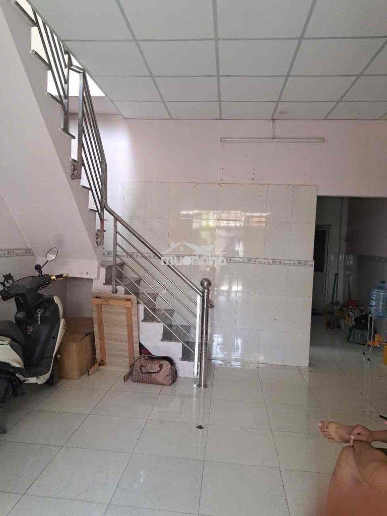 Nhà 1 trệt 1 lầu nguyên căn có 1 máy lạnh 3 pn 2 wc