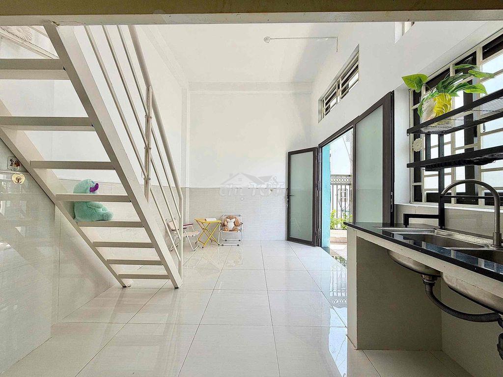 Phòng trọ gác cao 2m - ban công mặt tiền giá rẻ ngay ngã tư 4 xã - Ảnh 3