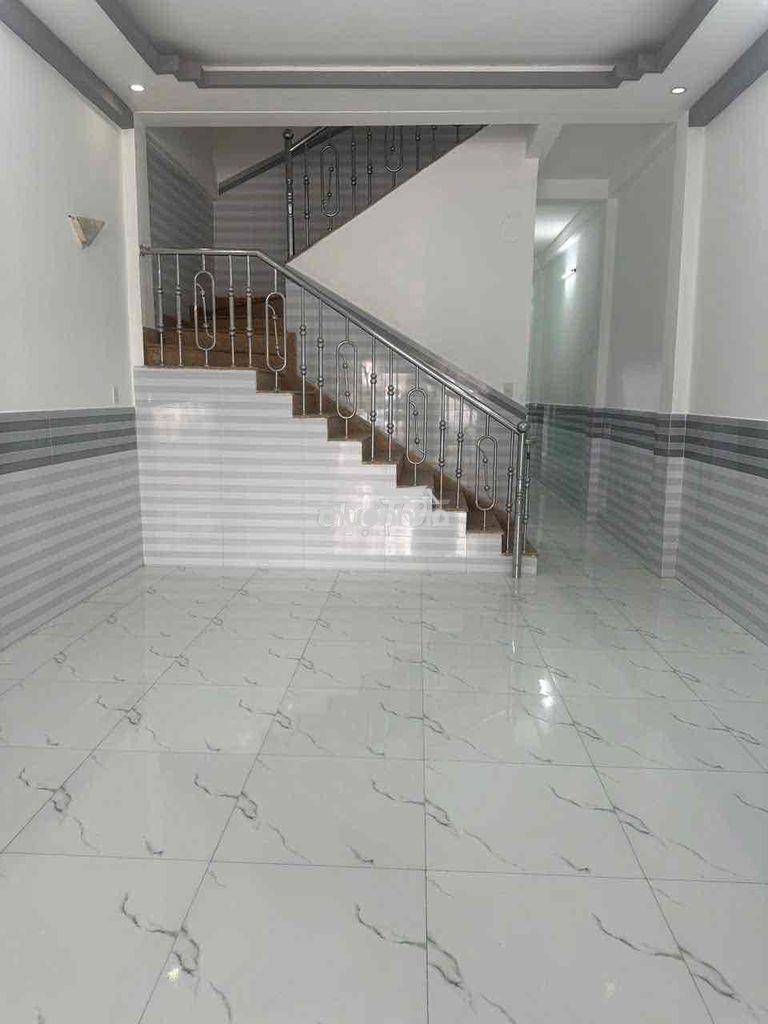 Nhà lầu rộng rãi 4 phòng ngủ vua o,kd gần chợ và bv hoàn mỹ kdc 586 ct