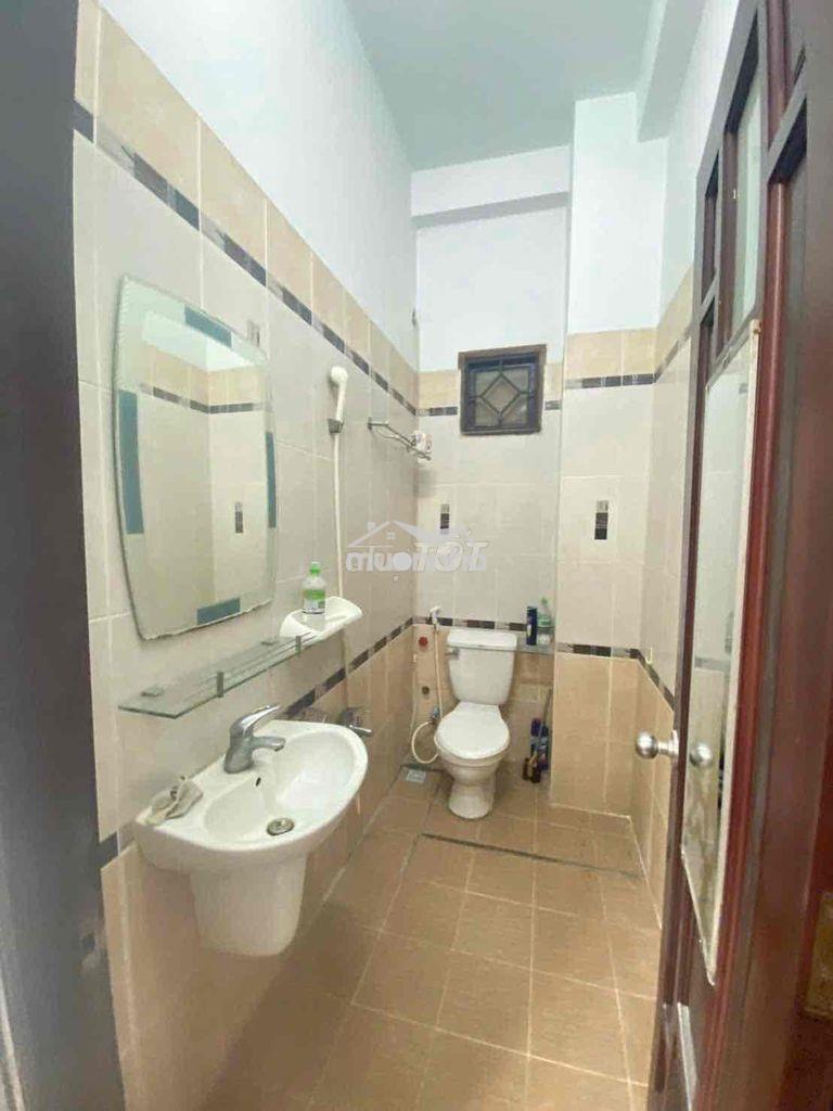 Cho thuê nhà hẻm phạm phú thứ p11 tân bình. dt: 4m x 7m trệt lững 6tr - 3
