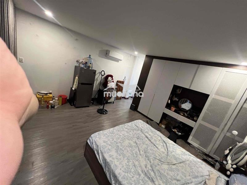 Phòng studio có ban công, nội thất đầy đủ