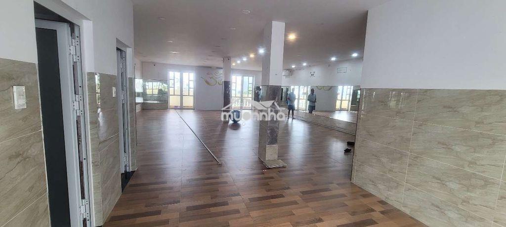 Nguyên tòa. sd. 900m2. giá 70tr. còn 3tầng 40tr . hầm thang máy. ml - 4