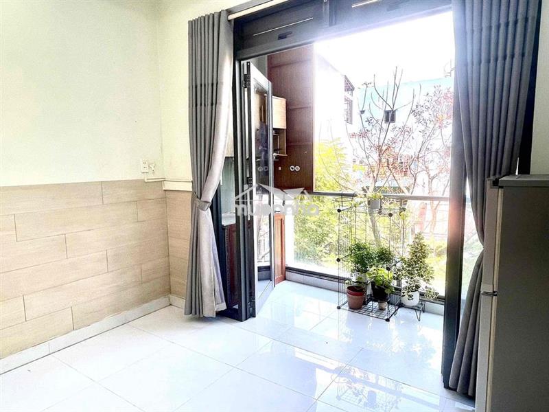 Cho thuê phòng ban công giá rẻ ngay quận 3 sát bên bờ ke hoàng sa