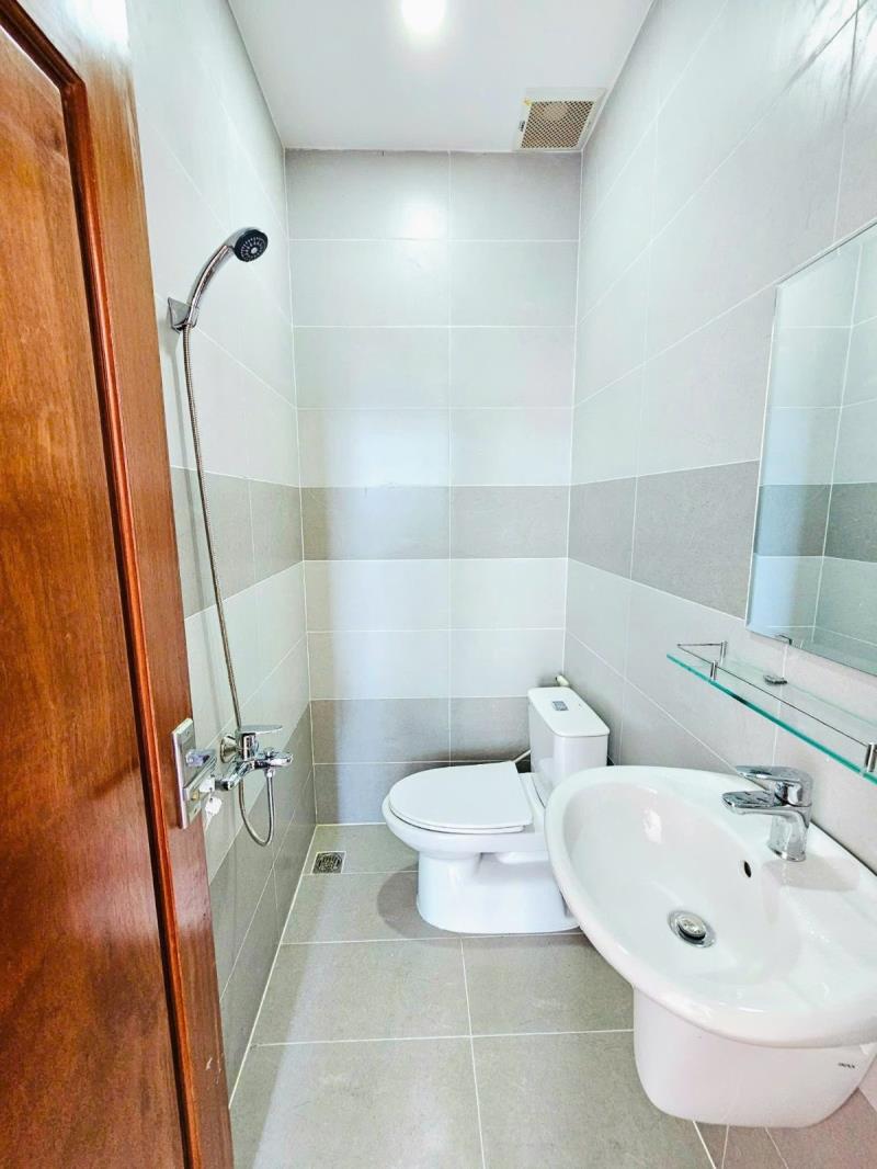 Bảo là thuê phòng để 'chữa lành tâm hồn', ai ngờ vừa nằm xuống sàn gỗ là... lười luôn tới năm sau!" 🧘♀️🪵💸 người ta tốn tiền đi đà lạt chữa lành vì không khí trong lành, còn bước chân vào căn p401 - Ảnh 3