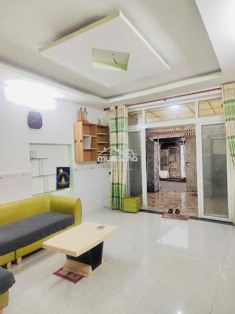 Nhà gần chung cư. cấp 4 : 2pn wc. đường xe hơi