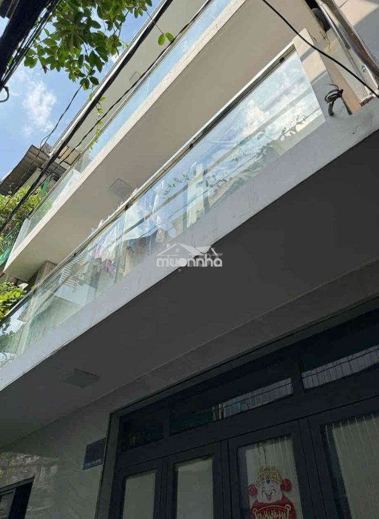 Nhà nguyên căn. 3 tầng lầu. video và hình thật 100%.