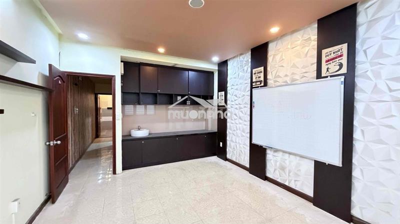 Nhà mặt tiền phạm văn đồng 4pn phù hợp đa ngành văn phòng cty spa..